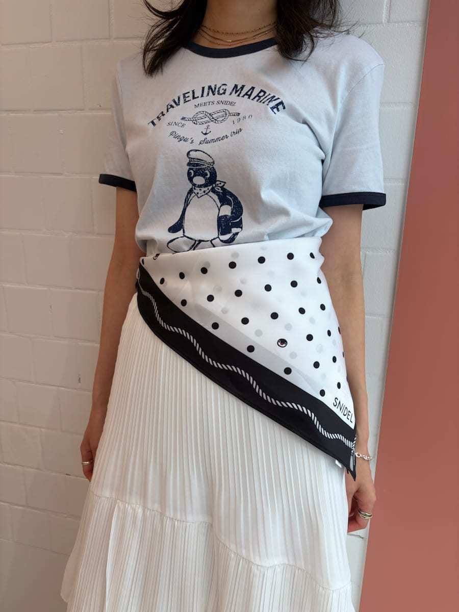 ホワイト系のスカート、ブルー系のTシャツ/カットソー、その他のバンダナ/スカーフを着用したレディースの夏コーディネートの6枚目の写真