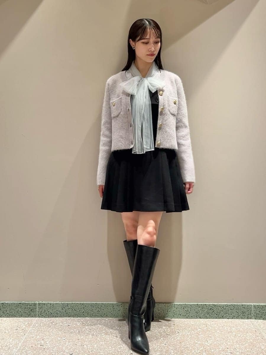 グレー系のノーカラージャケット、ブラック系のワンピース、ブラック系のブーツを着用したレディースの秋コーディネートの2枚目の写真