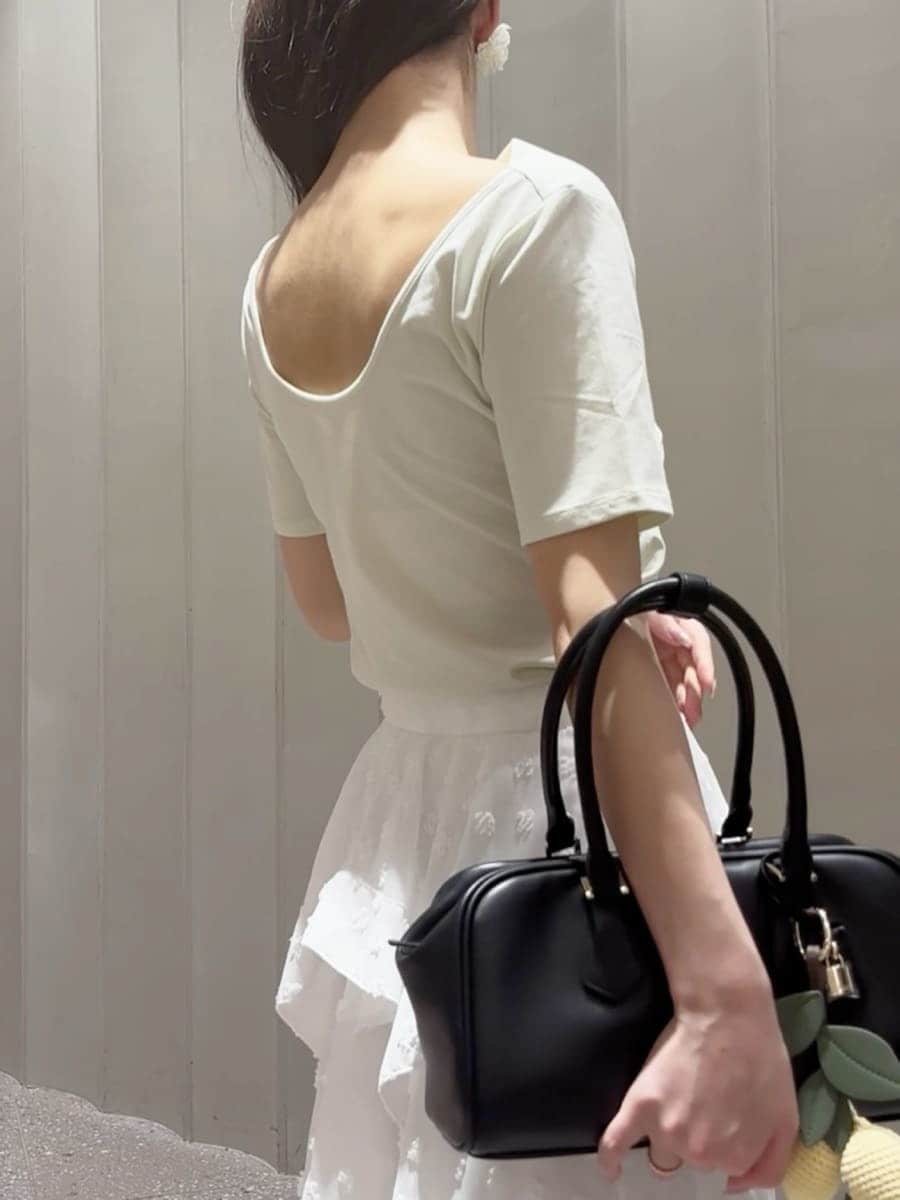 その他のスカート、グリーン系のTシャツ/カットソー、ブラック系のボストンバッグを着用したレディースの春コーディネートの6枚目の写真