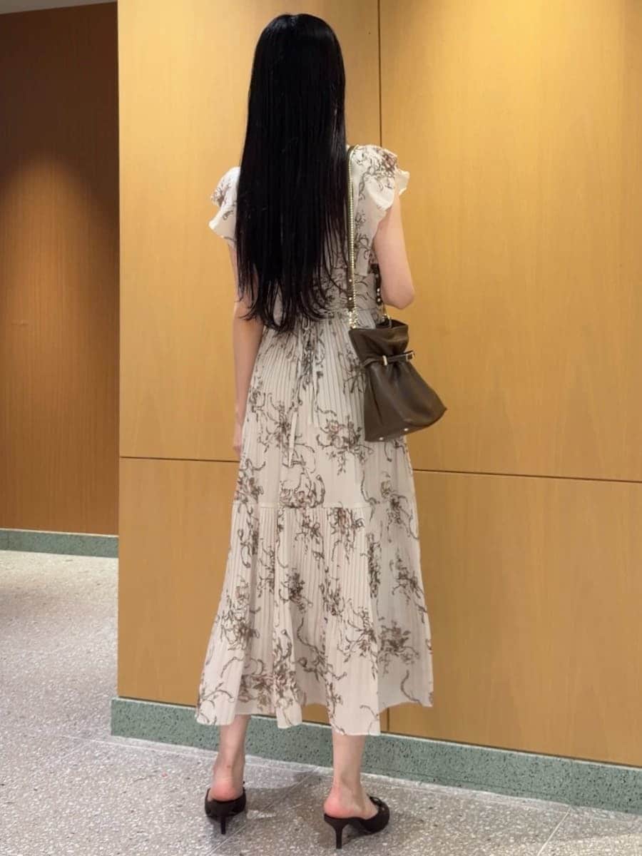 ピンク系のワンピース、ブラウン系のカーディガン/ボレロ、ブラウン系のサンダルを着用したレディースの秋コーディネートの5枚目の写真