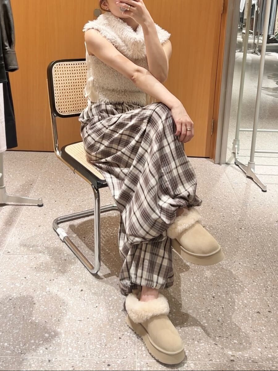 ホワイト系のニット/セーター、ベージュ系のその他パンツを着用したレディースの秋コーディネートの6枚目の写真