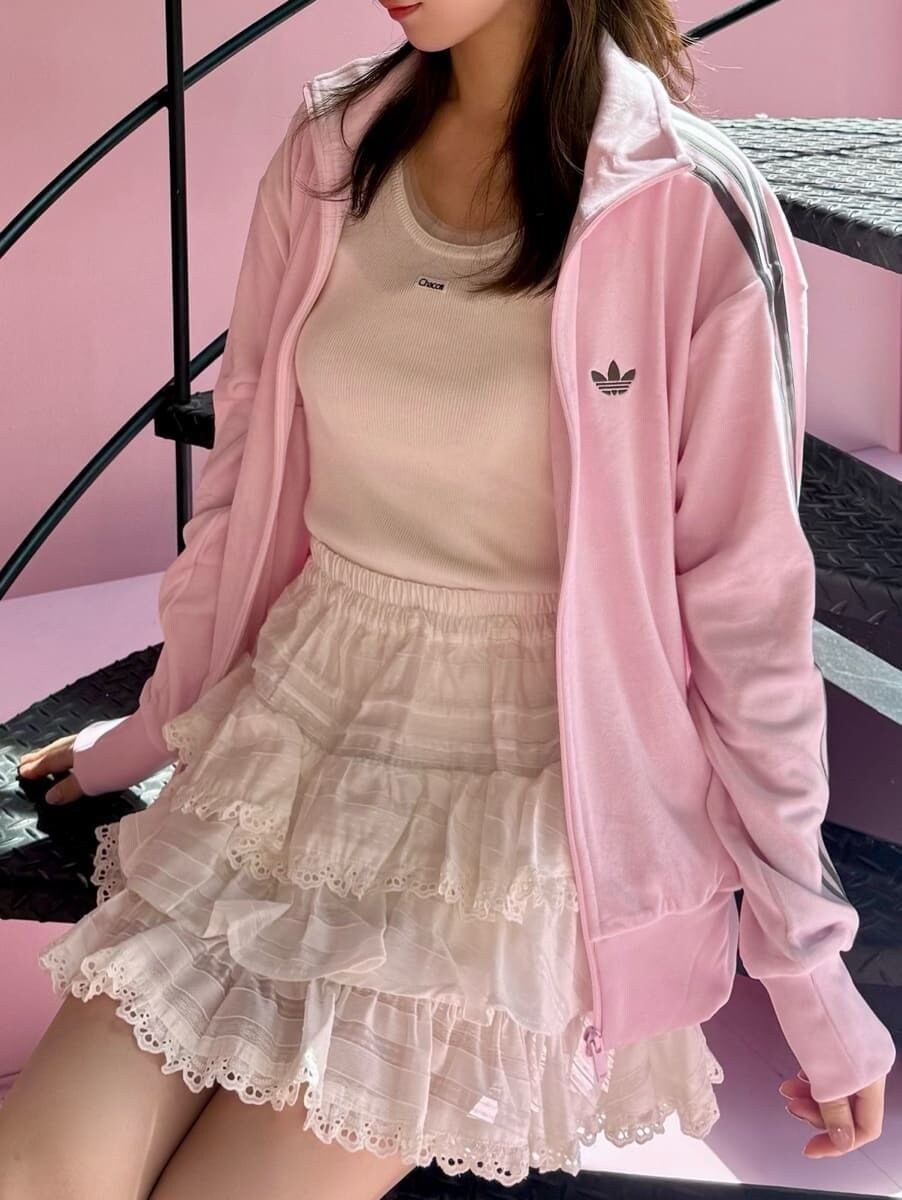 ホワイト系のニット/セーター、ホワイト系のその他パンツ、ホワイト系のショルダーバッグを着用したレディースの秋コーディネートの3枚目の写真