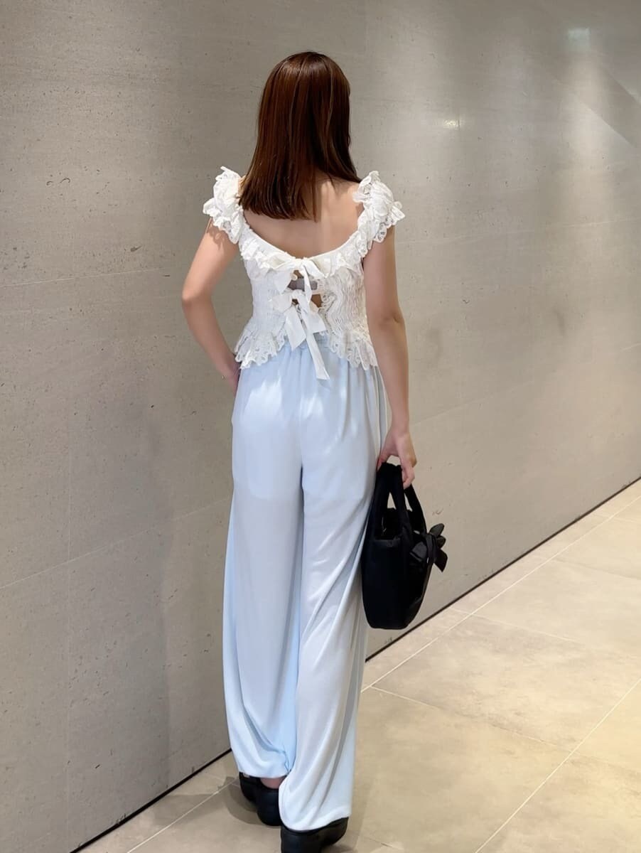 ブルー系のその他パンツ、ホワイト系のシャツ/ブラウスを着用したレディースの春コーディネートの3枚目の写真