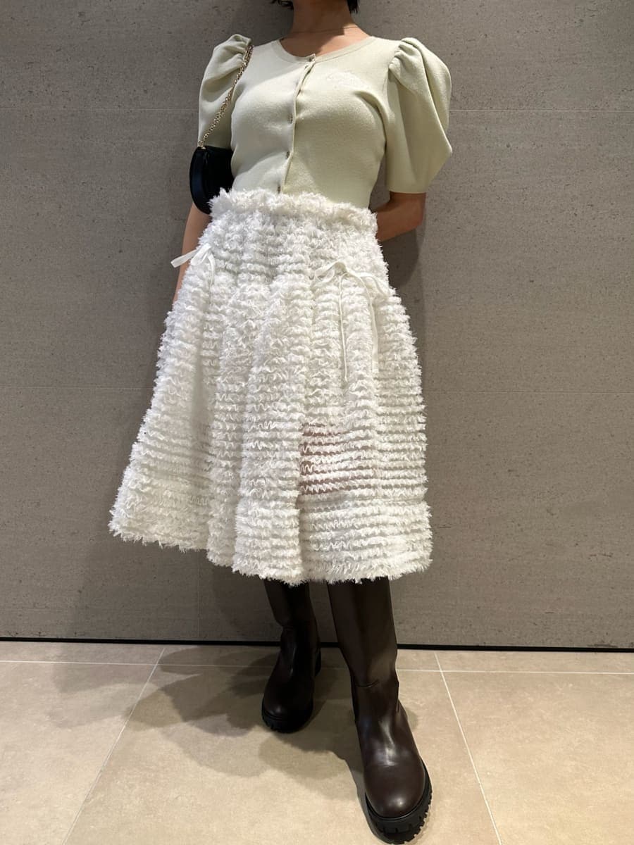 イエロー系のカーディガン/ボレロ、ブラック系のショルダーバッグを着用したレディースの春コーディネートの6枚目の写真