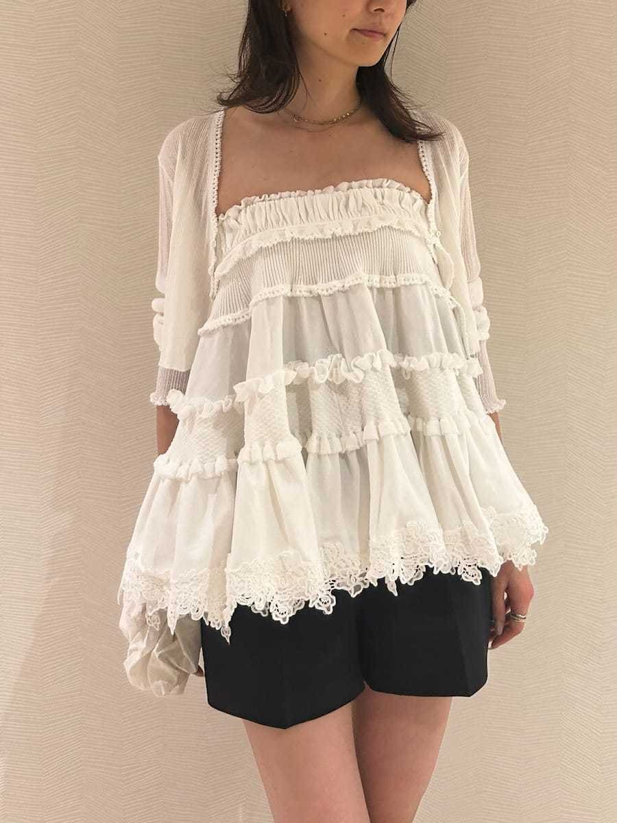ブラック系のその他パンツ、ホワイト系のニット/セーター、ホワイト系のカーディガン/ボレロを着用したレディースの夏コーディネートの6枚目の写真