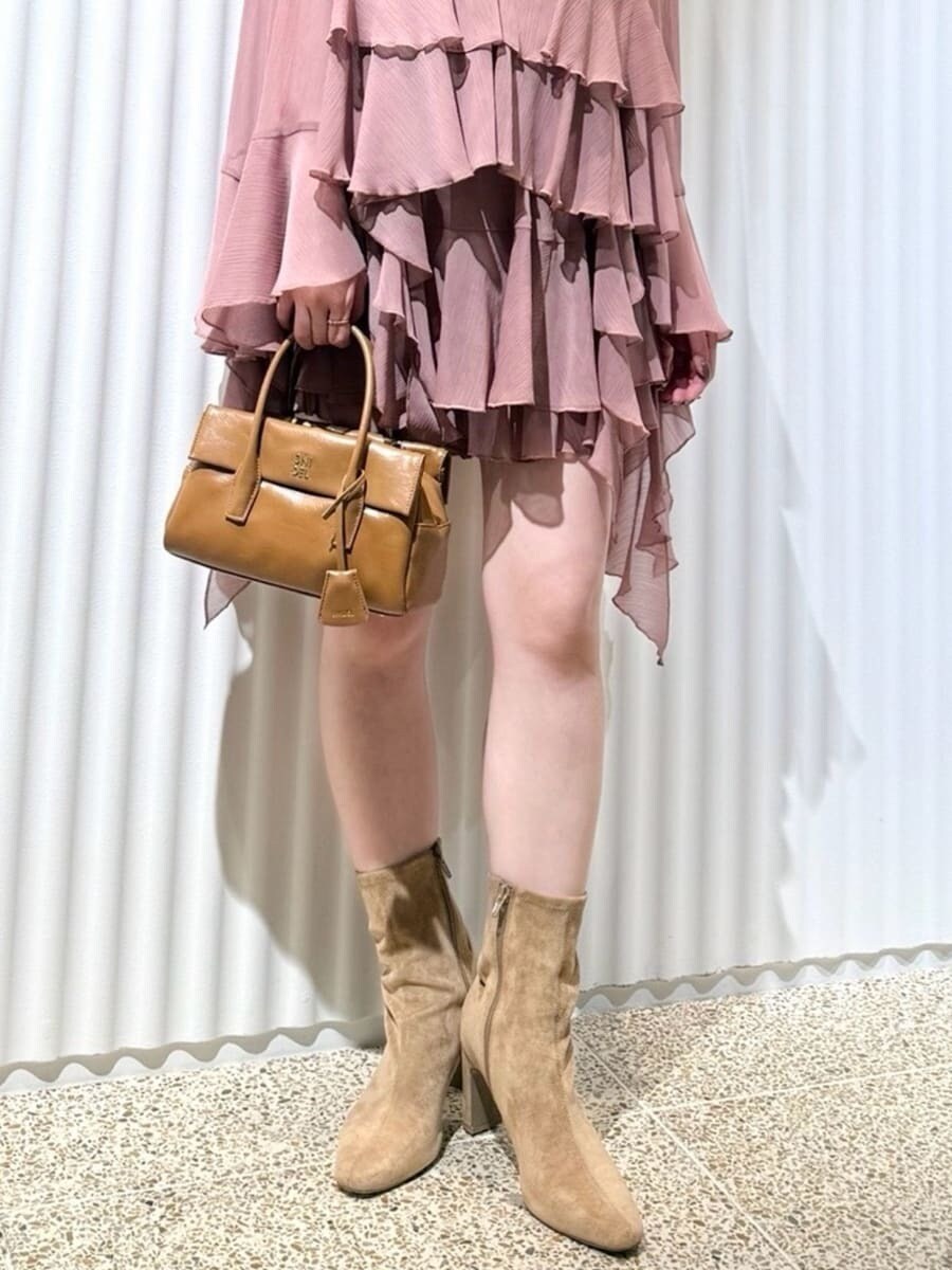 レッド系のシャツ/ブラウス、レッド系のその他パンツ、ベージュ系のブーツを着用したレディースの秋コーディネートの8枚目の写真