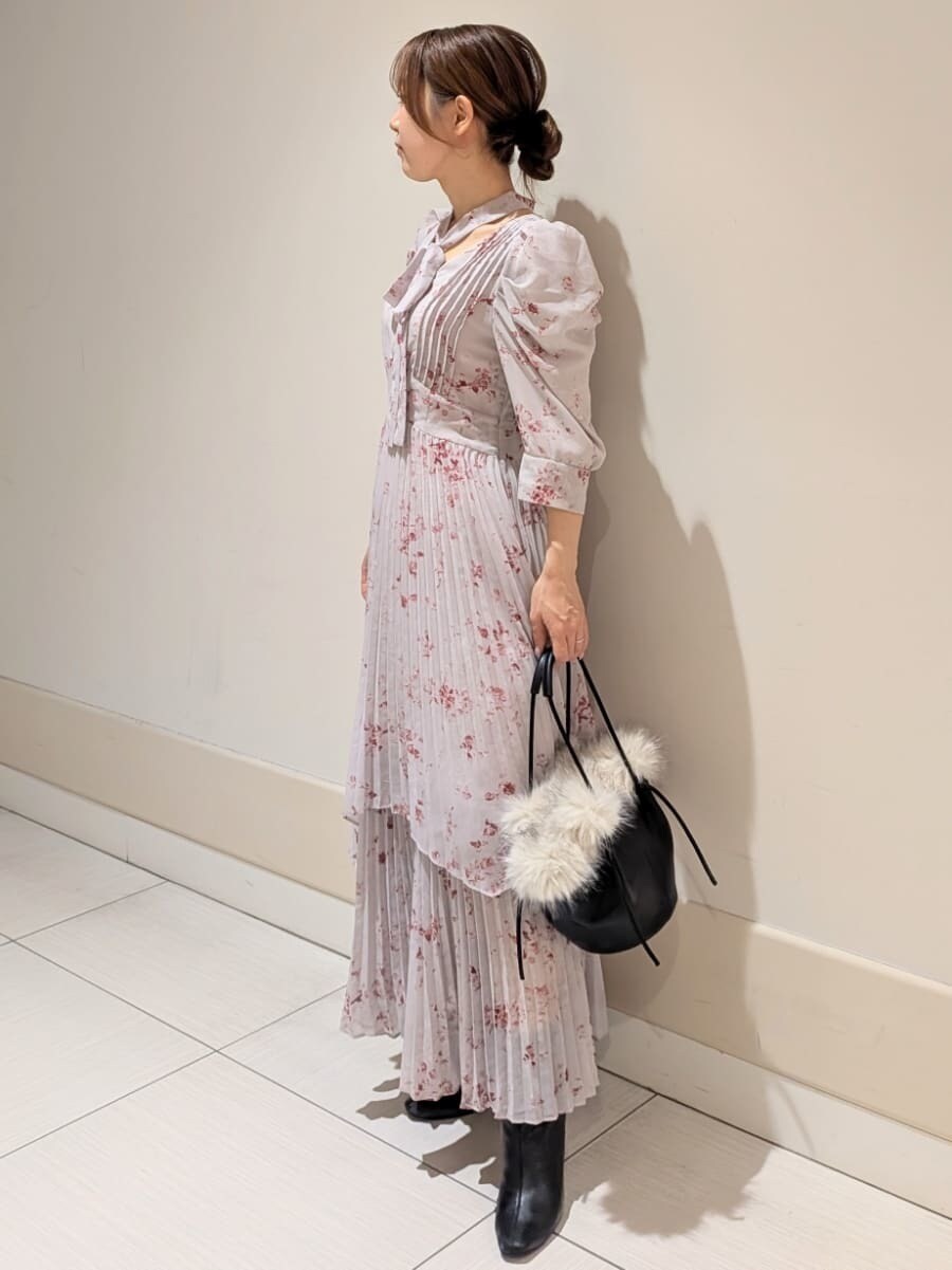 ブラック系のブーツ、ホワイト系のチェスターコート、グレー系のワンピースを着用したレディースの秋コーディネートの6枚目の写真