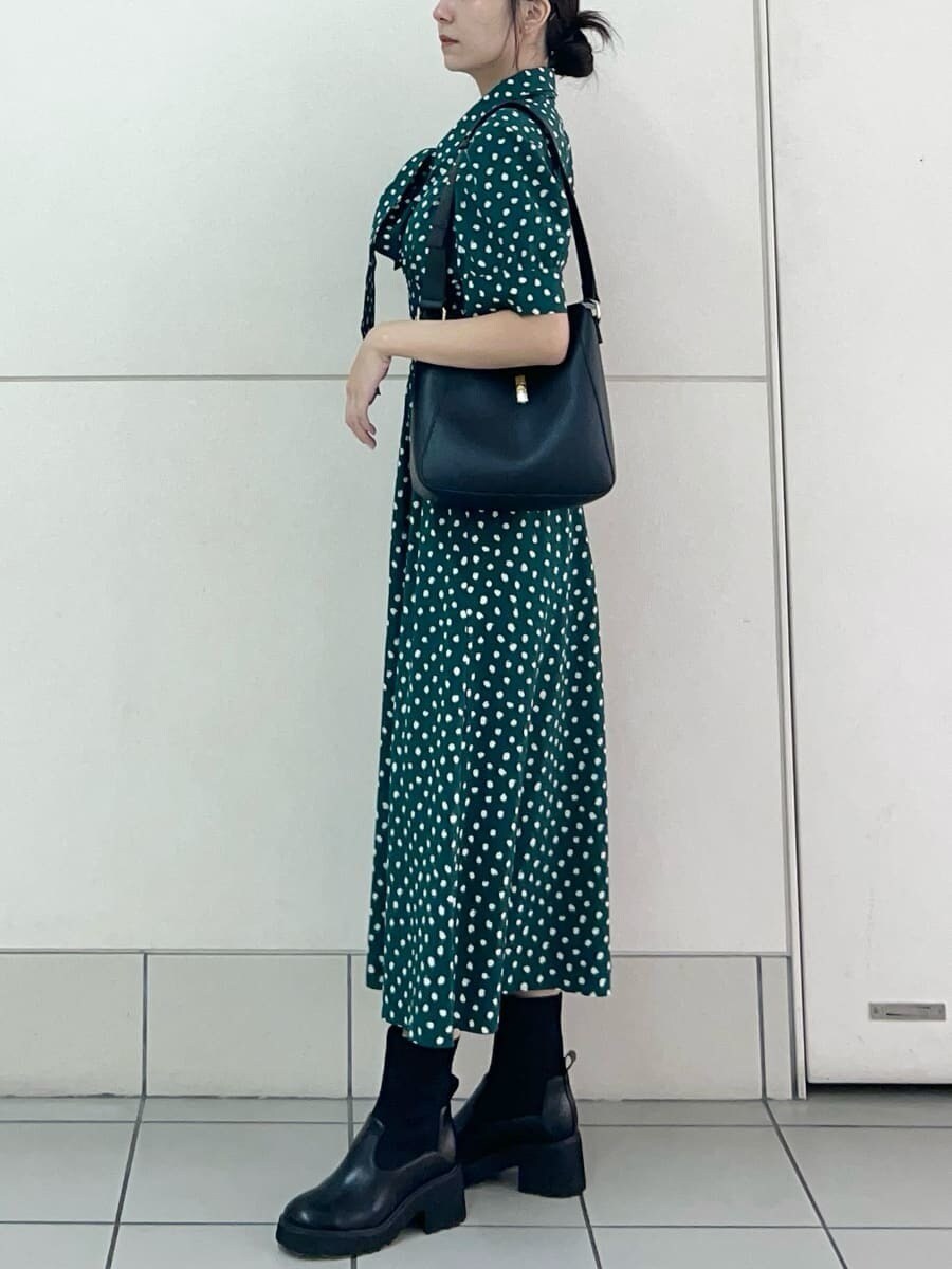 グリーン系のワンピース、ブラック系のトートバッグを着用したレディースの夏コーディネートの3枚目の写真