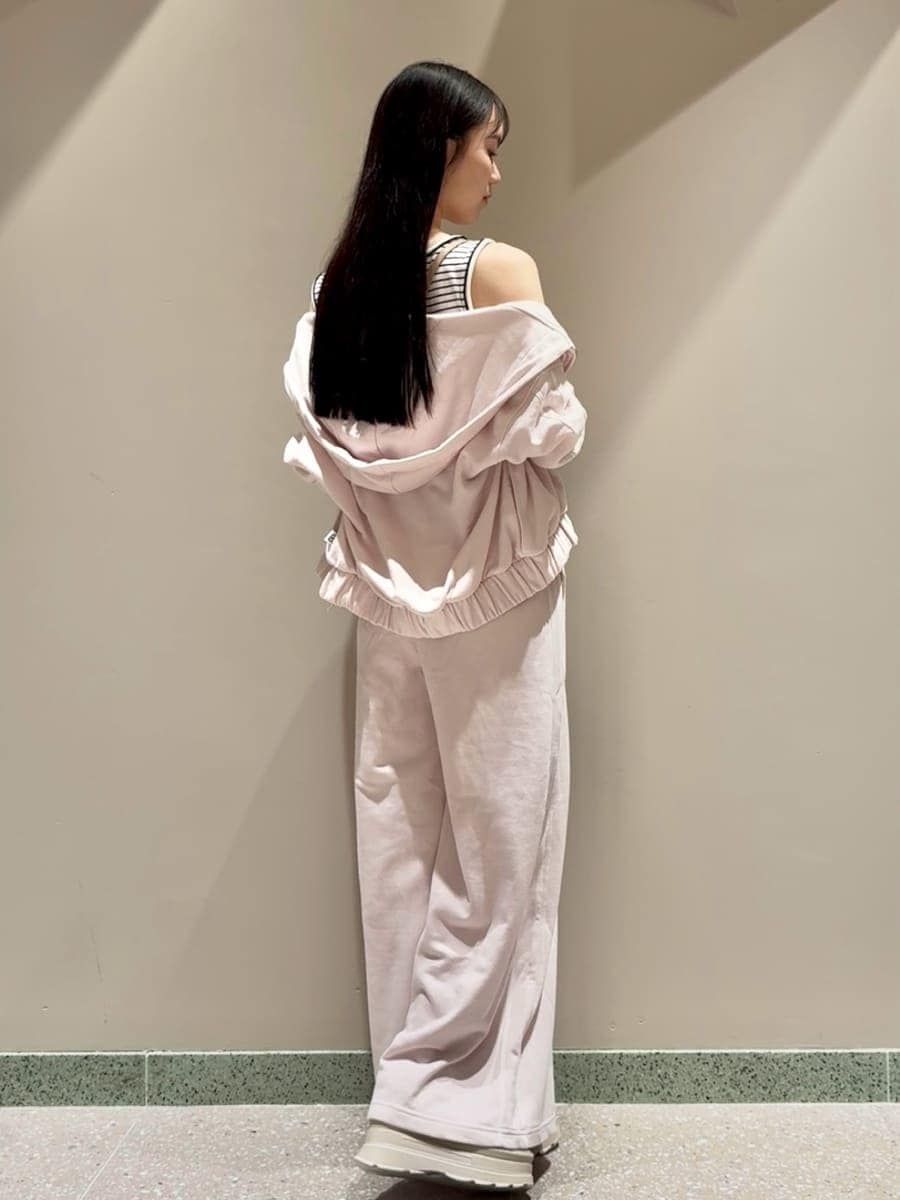 ピンク系のパーカー、その他のタンクトップ、ピンク系のスウェットパンツを着用したレディースの夏コーディネートの3枚目の写真