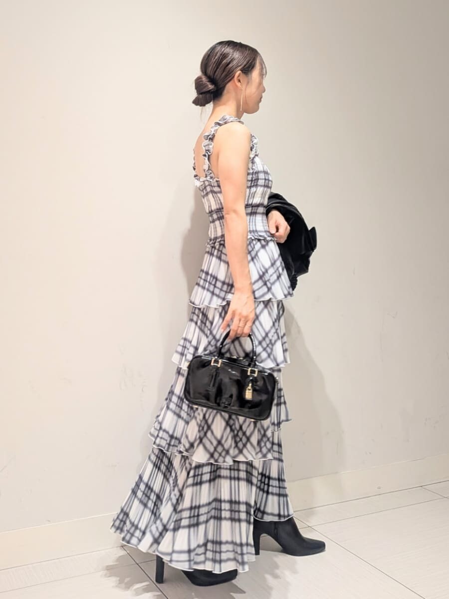 ブラック系のブルゾン、その他のワンピース、ブラック系のボストンバッグを着用したレディースの秋コーディネートの7枚目の写真