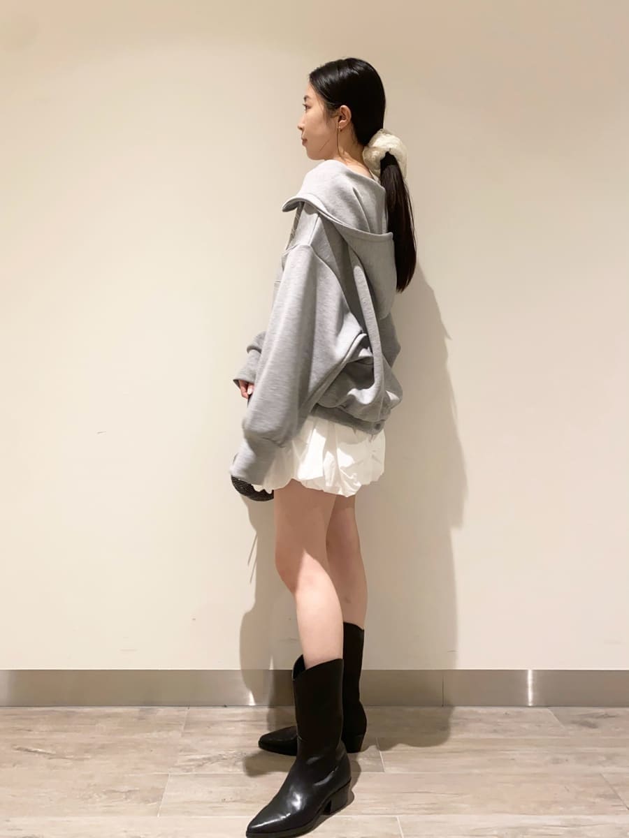 ブラック系のパンプス、ホワイト系のその他パンツ、グレー系のパーカーを着用したレディースの冬コーディネートの2枚目の写真