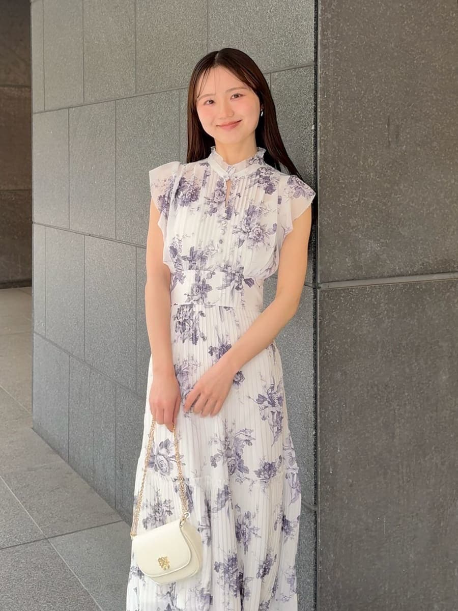 ブルー系のテーラードジャケット、ホワイト系のワンピース、ホワイト系のショルダーバッグを着用したレディースの春コーディネートの6枚目の写真