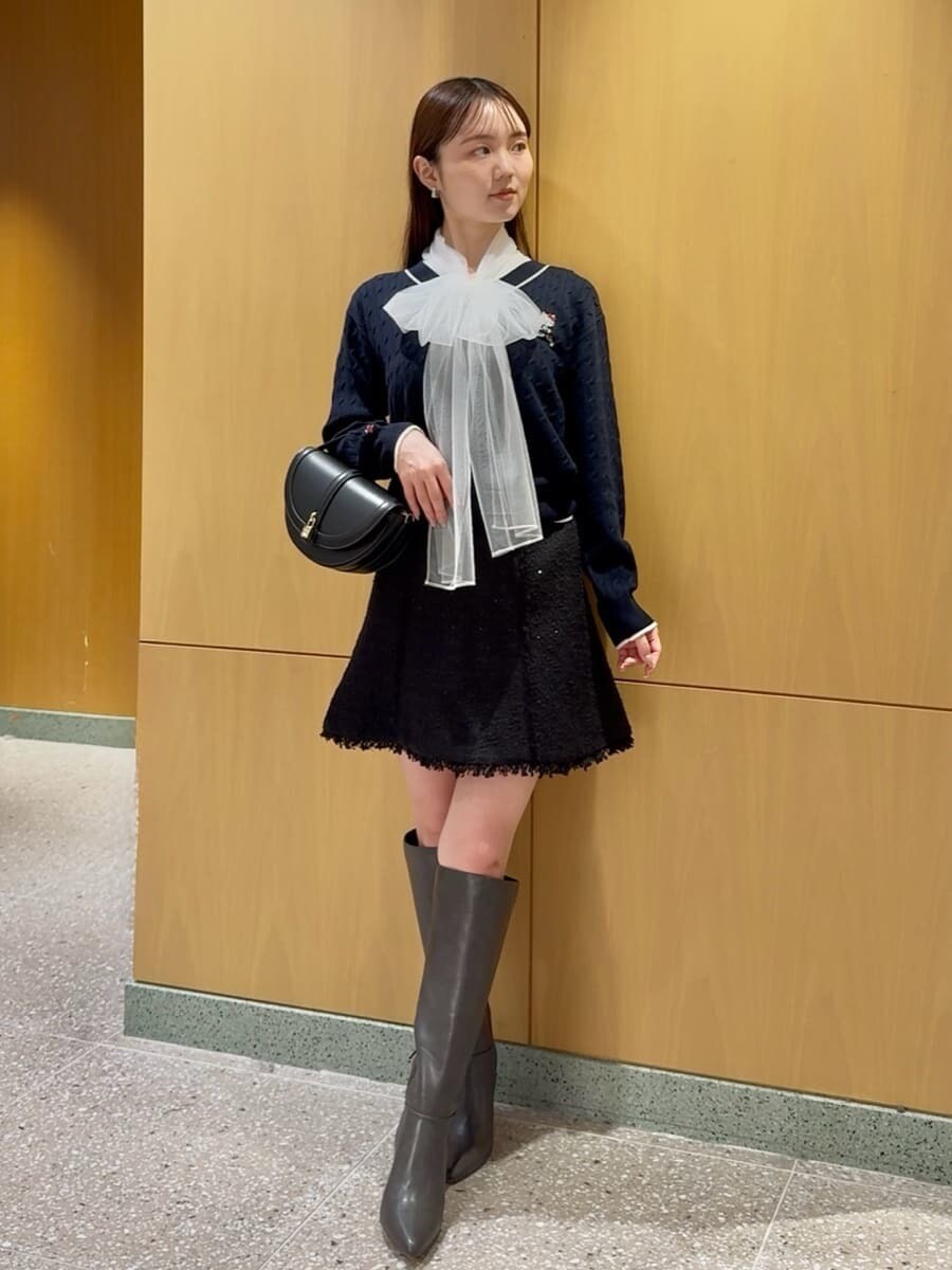 ブルー系のニット/セーター、ホワイト系のシャツ/ブラウス、ブラック系のスカートを着用したレディースの秋コーディネートの2枚目の写真