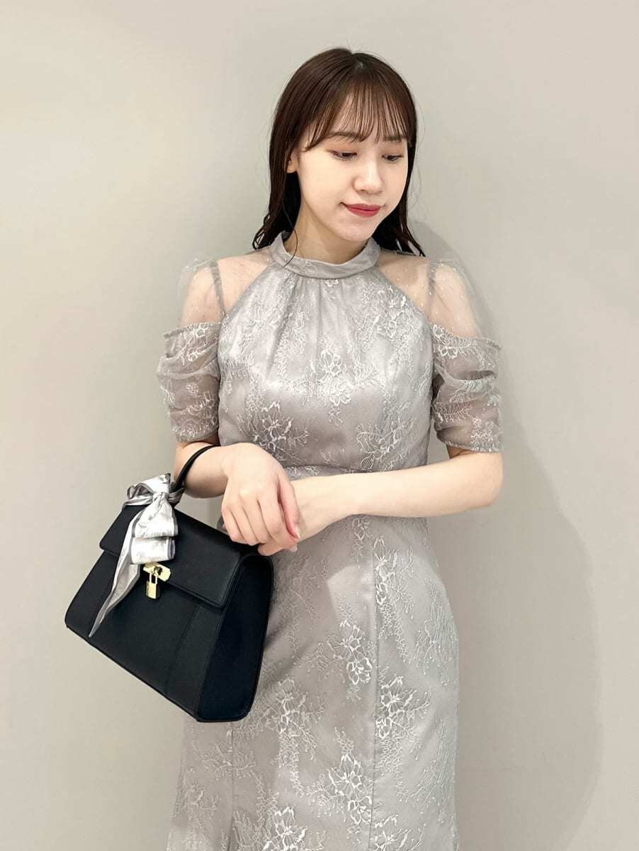 ブラック系のハンドバッグ、ホワイト系のバンダナ/スカーフを着用したレディースの夏コーディネートの2枚目の写真