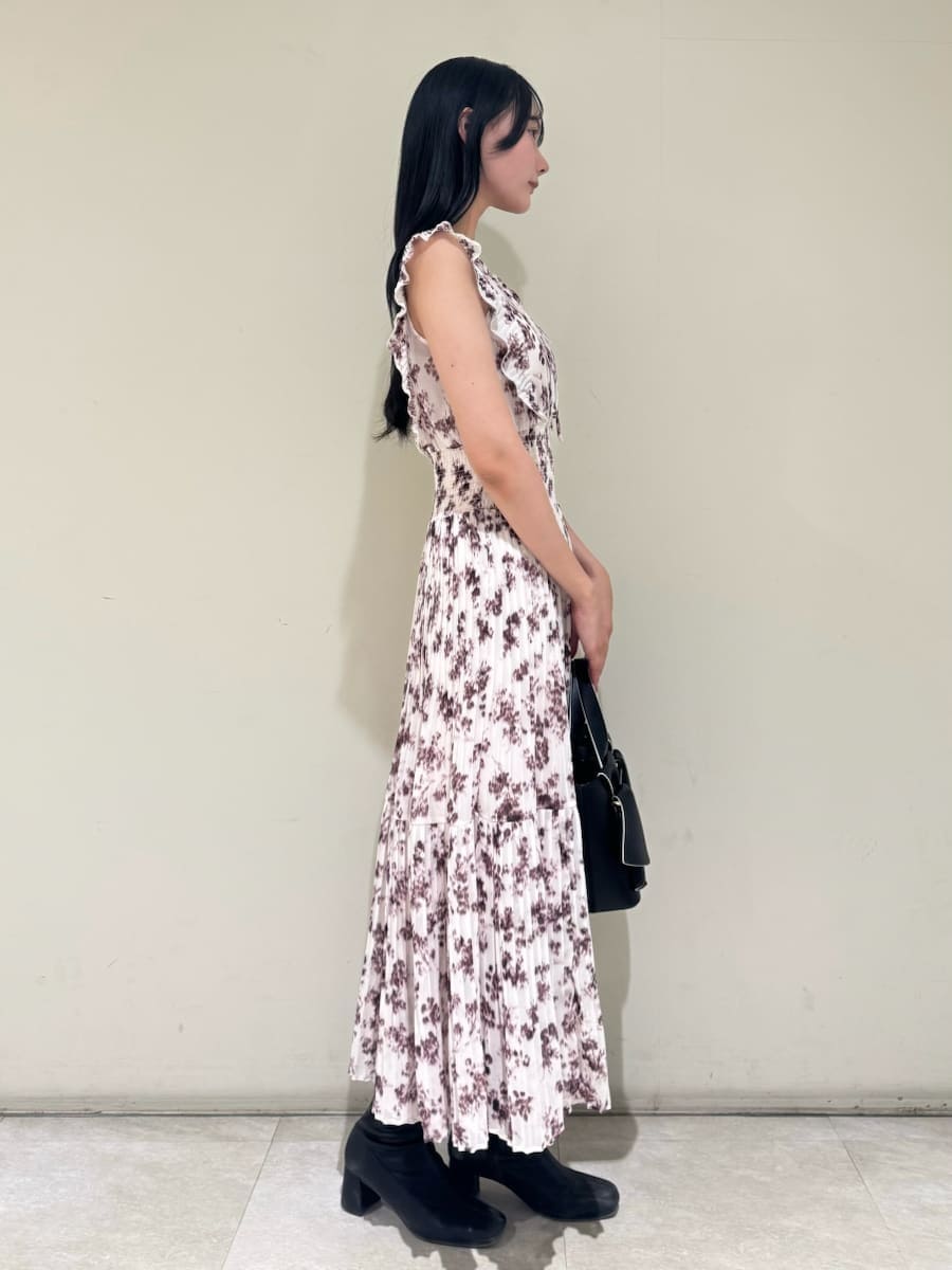 ピンク系のワンピース、ブルー系のテーラードジャケット、ブラック系のハンドバッグを着用したレディースの冬コーディネートの3枚目の写真