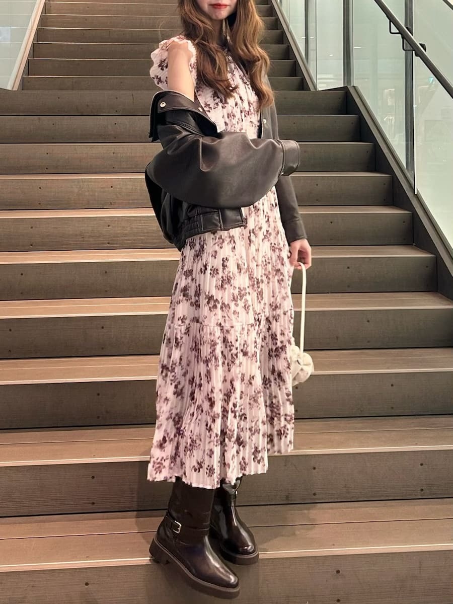 ピンク系のワンピース、ブラウン系のブルゾン、ホワイト系のハンドバッグを着用したレディースの春コーディネートの2枚目の写真