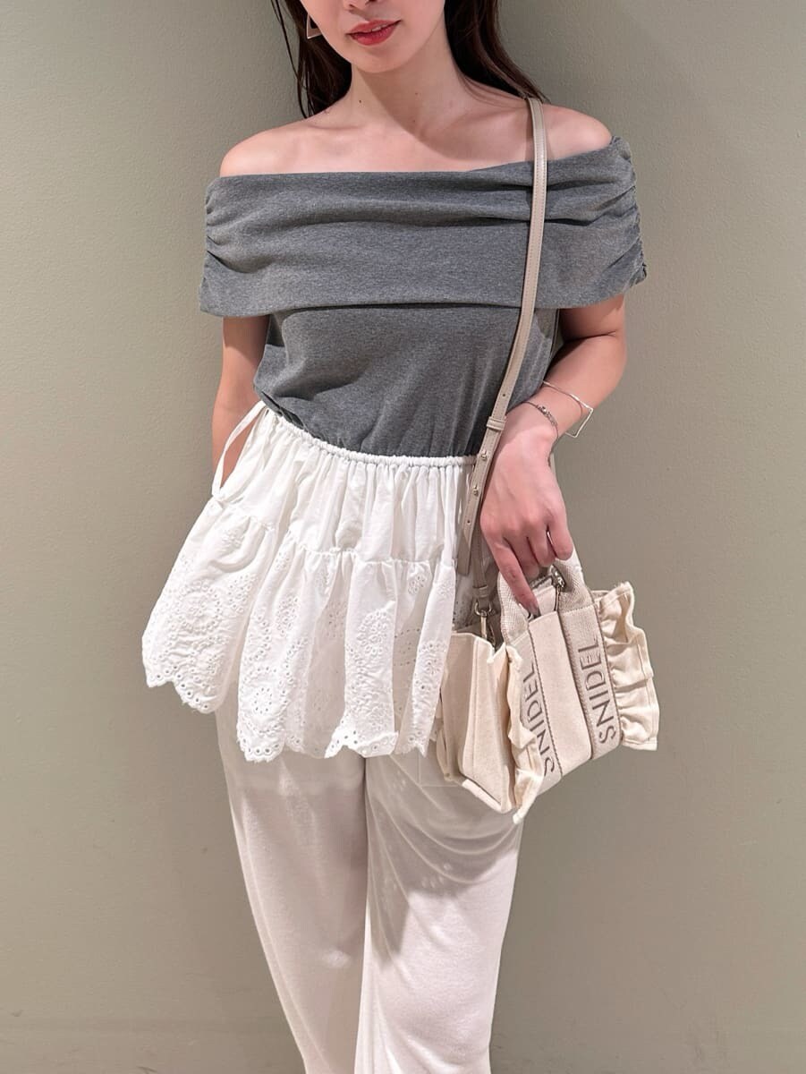 ホワイト系のその他パンツ、その他のパンプス、ベージュ系のショルダーバッグを着用したレディースの夏コーディネートの2枚目の写真