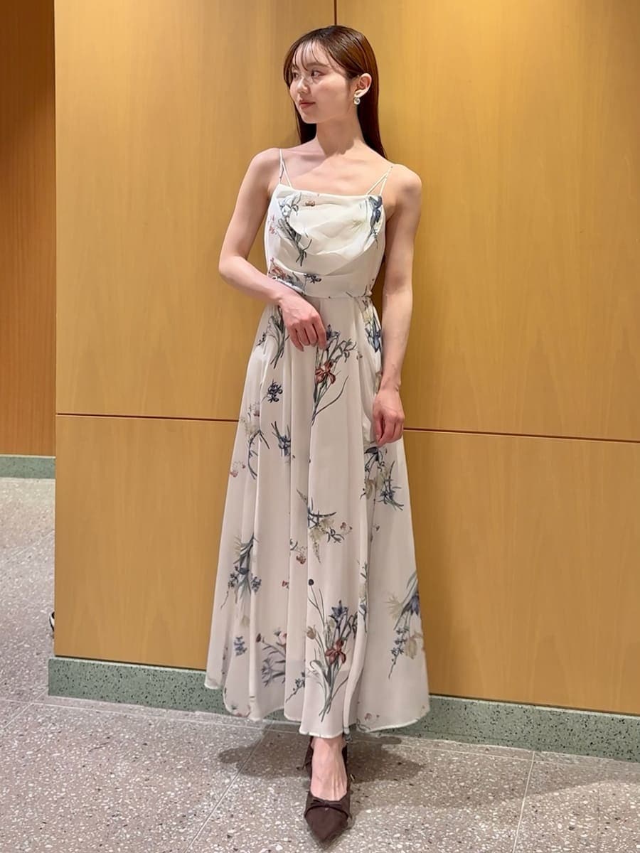 ブルー系のカーディガン/ボレロ、ホワイト系のワンピース、ブラウン系のハンドバッグを着用したレディースの冬コーディネートの4枚目の写真