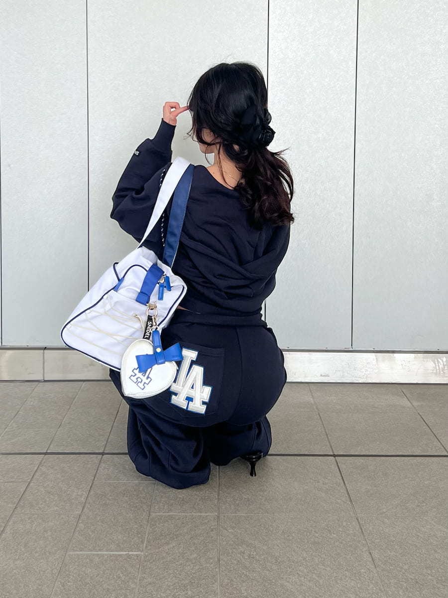 ブルー系のその他パンツ、ブルー系のパーカー、ブルー系のキャミソールを着用したレディースの春コーディネートの4枚目の写真