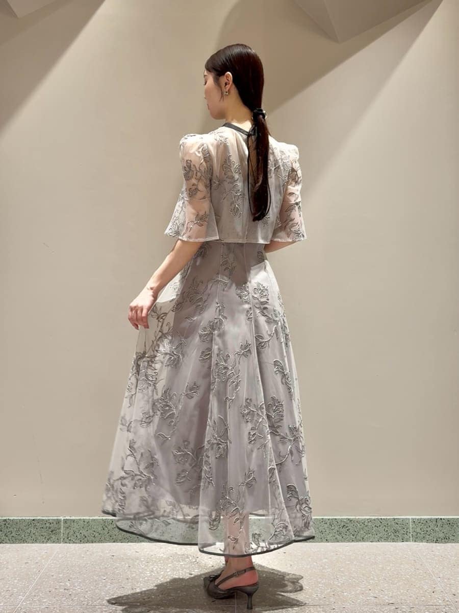 グレー系のワンピース、ブルー系のショルダーバッグを着用したレディースの秋コーディネートの3枚目の写真