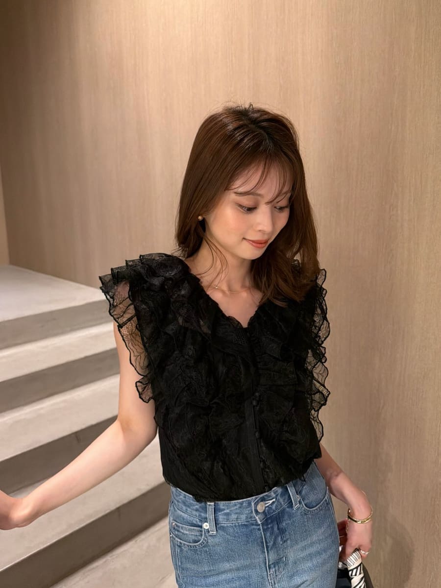 ブルー系のデニムパンツ、ブラック系のサンダル、ブラック系のシャツ/ブラウスを着用したレディースの夏コーディネートの3枚目の写真