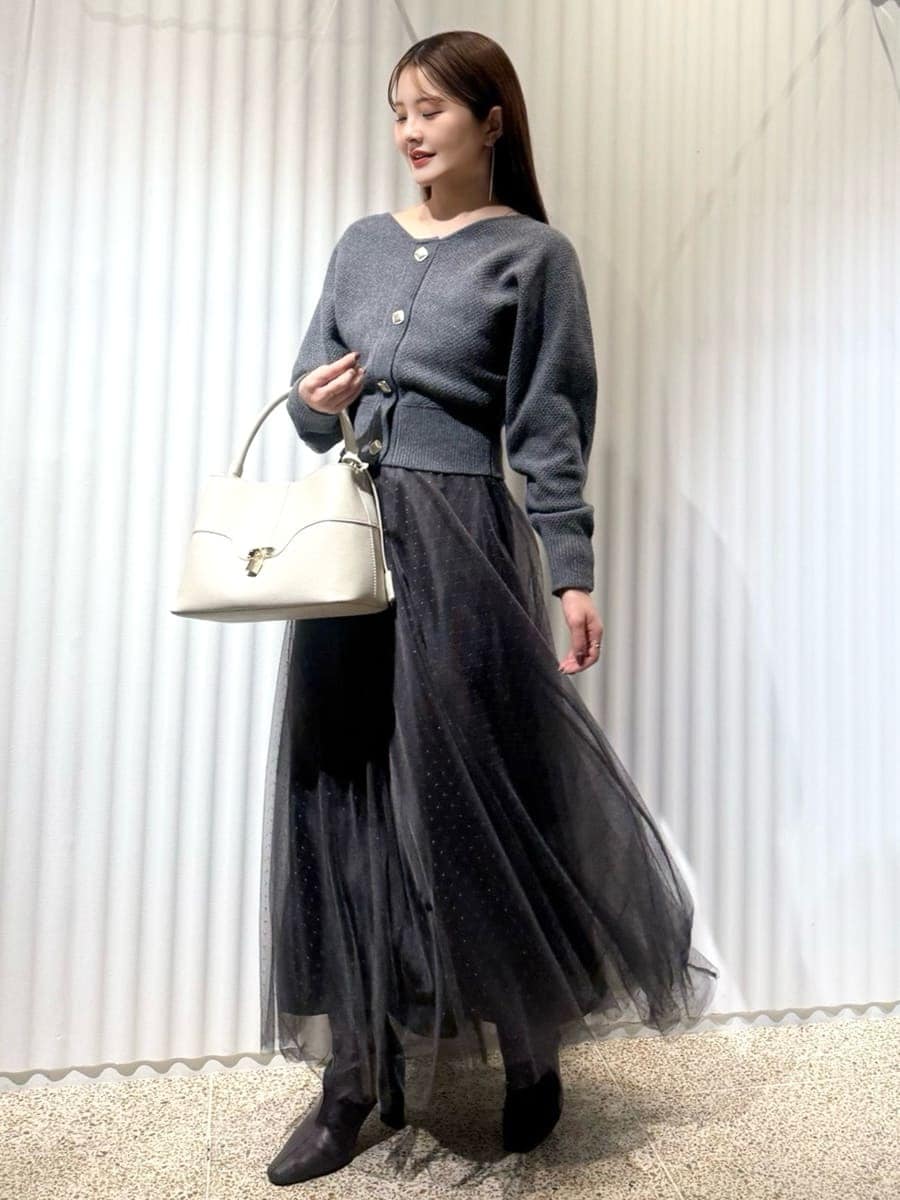 レッド系のブーツ、グレー系のワンピース、ピンク系のステンカラーコートを着用したレディースの秋コーディネートの4枚目の写真