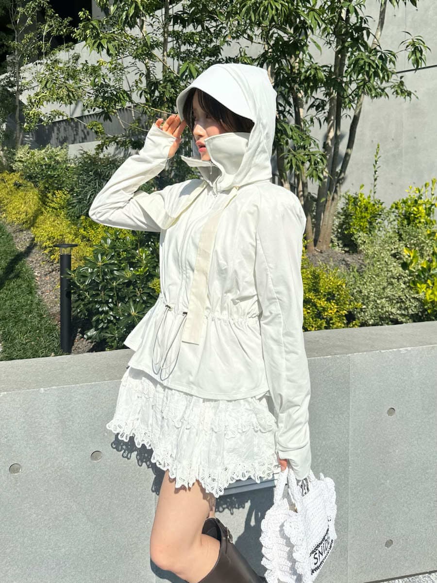 ホワイト系のその他パンツ、ホワイト系のシャツ/ブラウス、ホワイト系のショルダーバッグを着用したレディースの春コーディネートの6枚目の写真