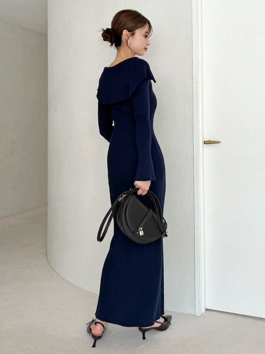 ブルー系のワンピース、ブラック系のハンドバッグを着用したレディースの秋コーディネートの3枚目の写真