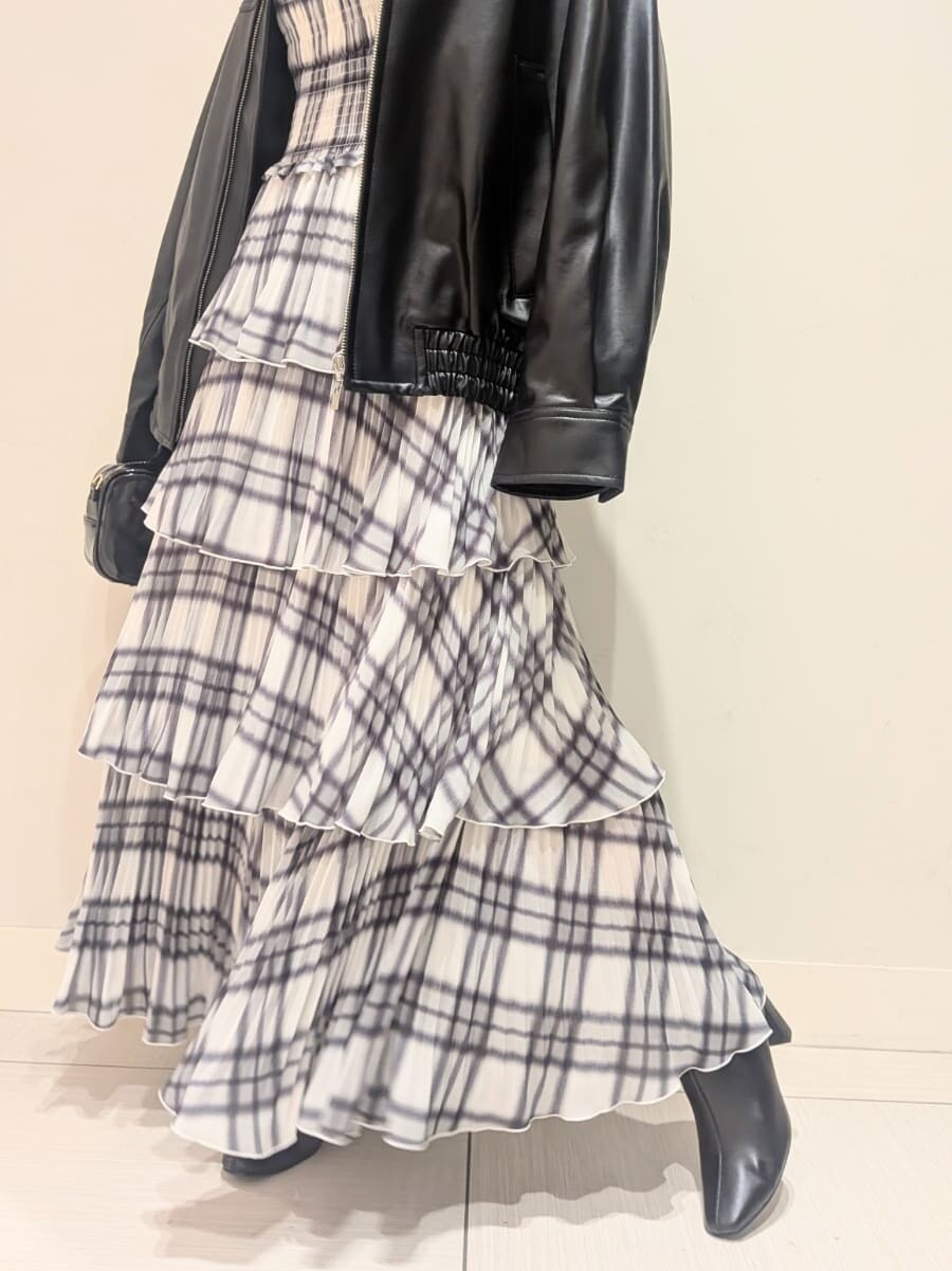 ブラック系のブルゾン、その他のワンピース、ブラック系のボストンバッグを着用したレディースの秋コーディネートの4枚目の写真