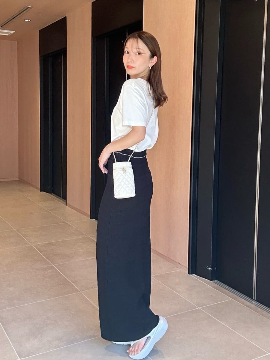 ホワイト系のTシャツ/カットソー、ブルー系のスカート、ホワイト系のショルダーバッグを着用したレディースの夏コーディネートの4枚目の写真