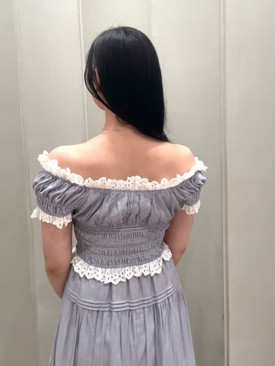 その他のワンピース、その他のサンダル、ブルー系のスマホグッズを着用したレディースの夏コーディネートの8枚目の写真