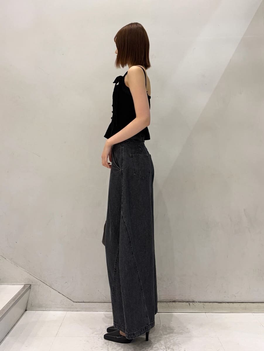 ブラック系のデニムパンツ、ブラック系のその他トップス、ブラック系のパンプスを着用したレディースの夏コーディネートの4枚目の写真
