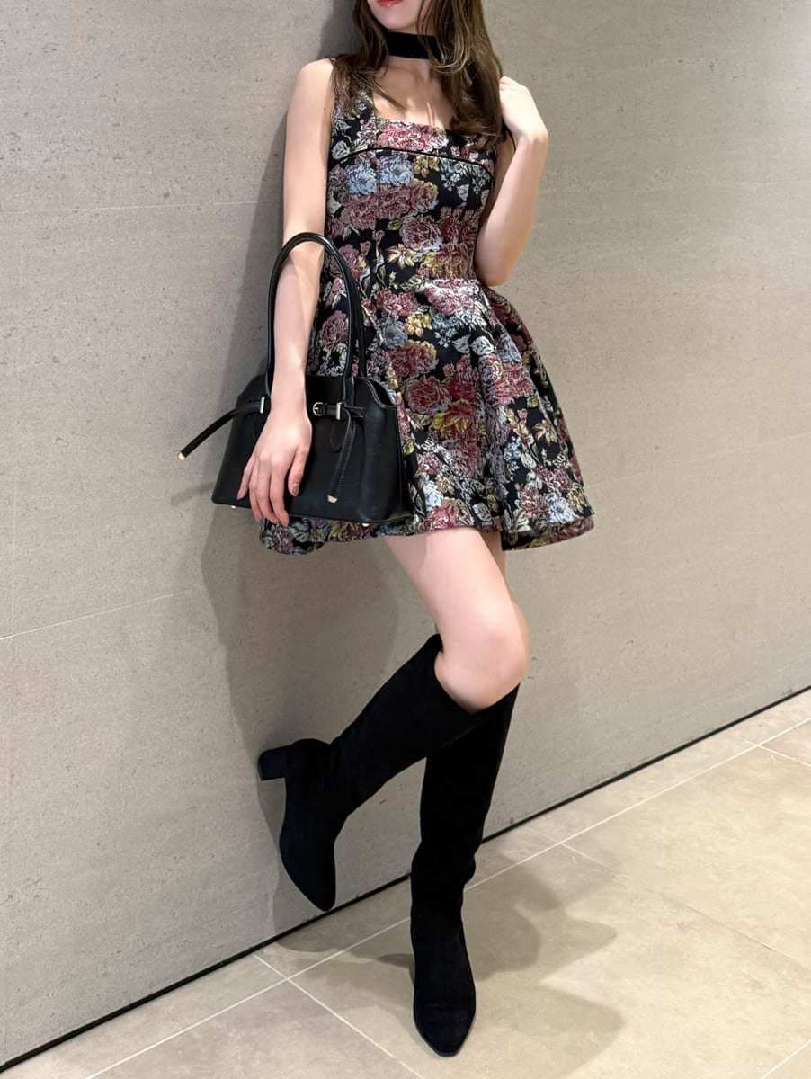 その他のブーツ、ブラック系のボストンバッグを着用したレディースの秋コーディネートの6枚目の写真