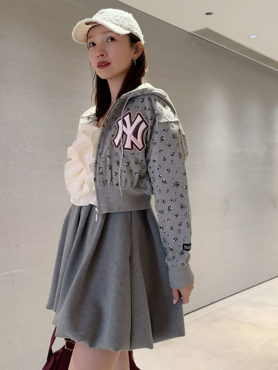 グレー系のワンピース、ホワイト系のシャツ/ブラウス、グレー系のパーカーを着用したレディースの春コーディネートの4枚目の写真