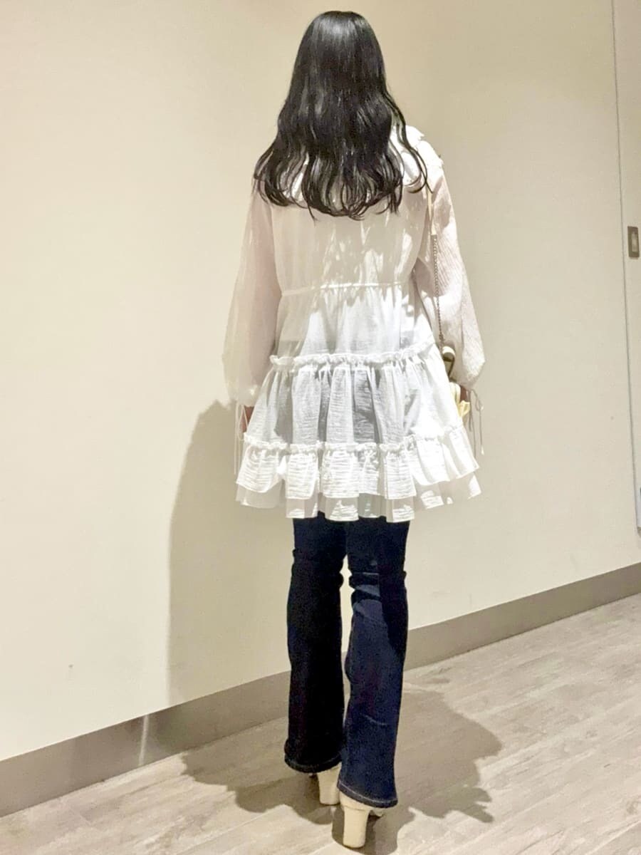 ブルー系のその他パンツ、ホワイト系のその他トップス、イエロー系のショルダーバッグを着用したレディースの冬コーディネートの2枚目の写真