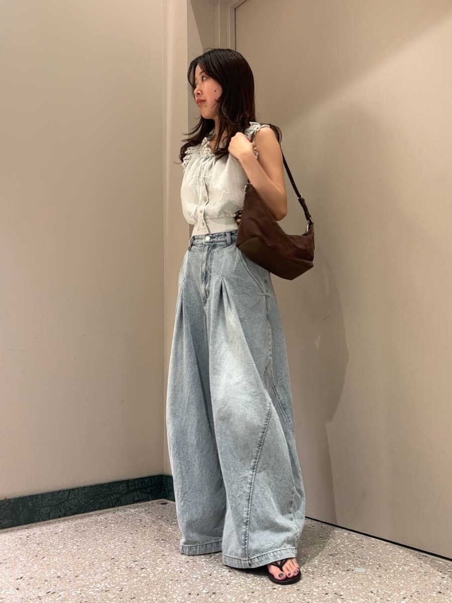 ブルー系のデニムパンツ、ブラウン系のサンダル、グリーン系のシャツ/ブラウスを着用したレディースの夏コーディネートの2枚目の写真