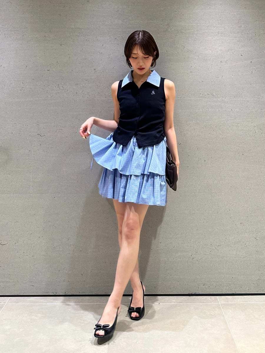 ブルー系のワンピースを着用したレディースの夏コーディネートの2枚目の写真