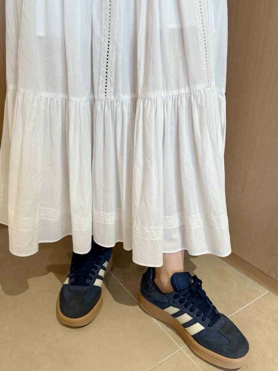 ホワイト系のシャツ/ブラウス、ホワイト系のスカート、ブラック系のショルダーバッグを着用したレディースの夏コーディネートの4枚目の写真