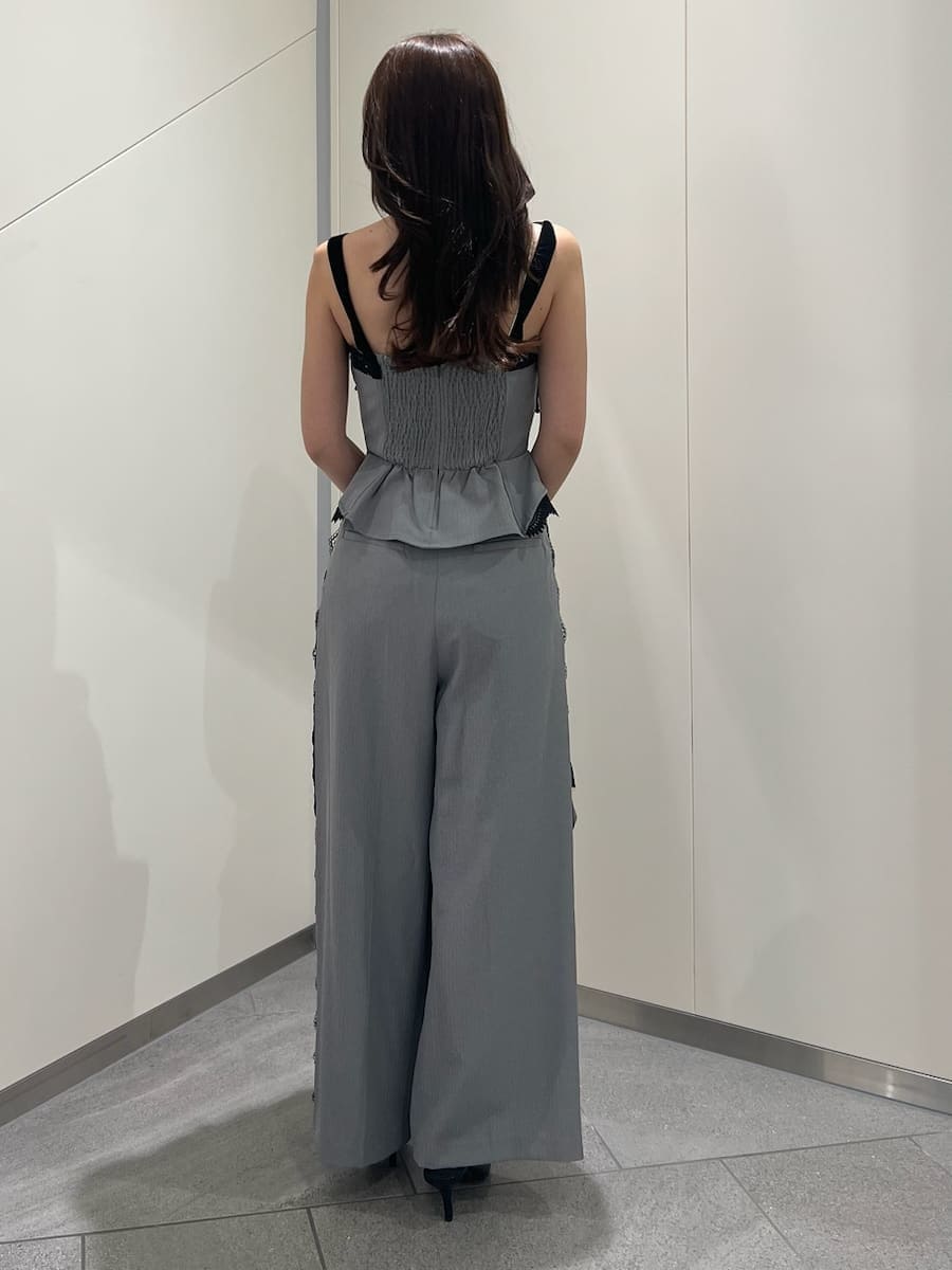 グレー系のその他パンツ、グレー系のその他トップス、ブラック系のサンダルを着用したレディースの夏コーディネートの3枚目の写真