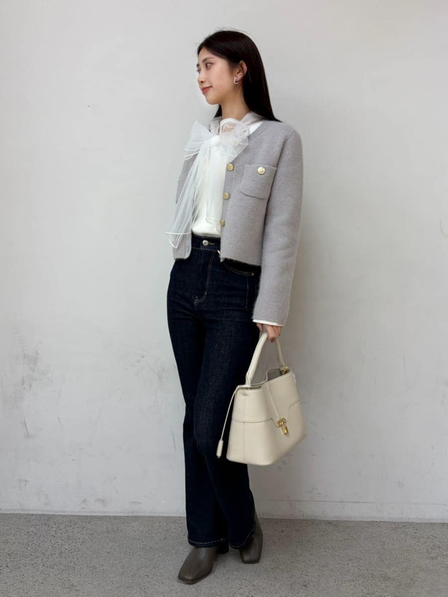 グレー系のノーカラージャケット、ホワイト系のニット/セーター、ブルー系のその他パンツを着用したレディースの冬コーディネートの2枚目の写真