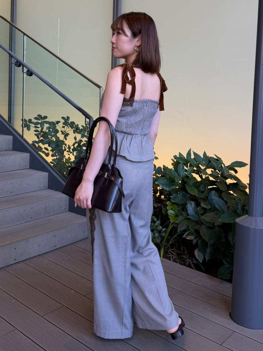 その他のその他パンツ、その他のその他トップス、ブラウン系のボストンバッグを着用したレディースの夏コーディネートの4枚目の写真