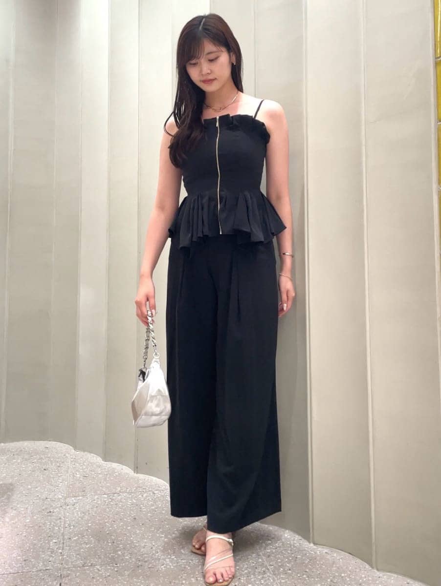 ブラック系のその他パンツ、ブラック系のその他トップス、シルバー系のショルダーバッグを着用したレディースの夏コーディネートの3枚目の写真