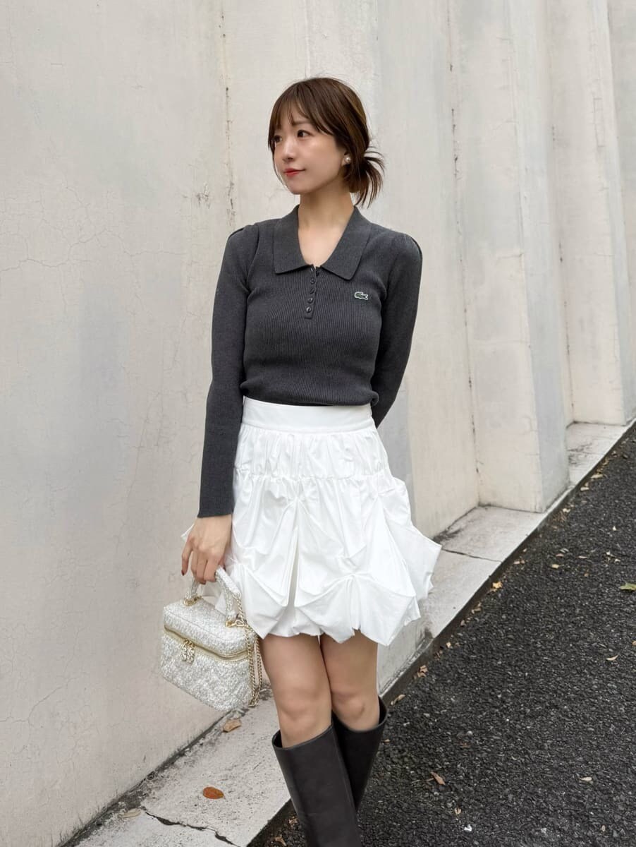 グレー系のブーツ、ホワイト系のその他パンツ、グレー系のニット/セーターを着用したレディースの秋コーディネートの5枚目の写真