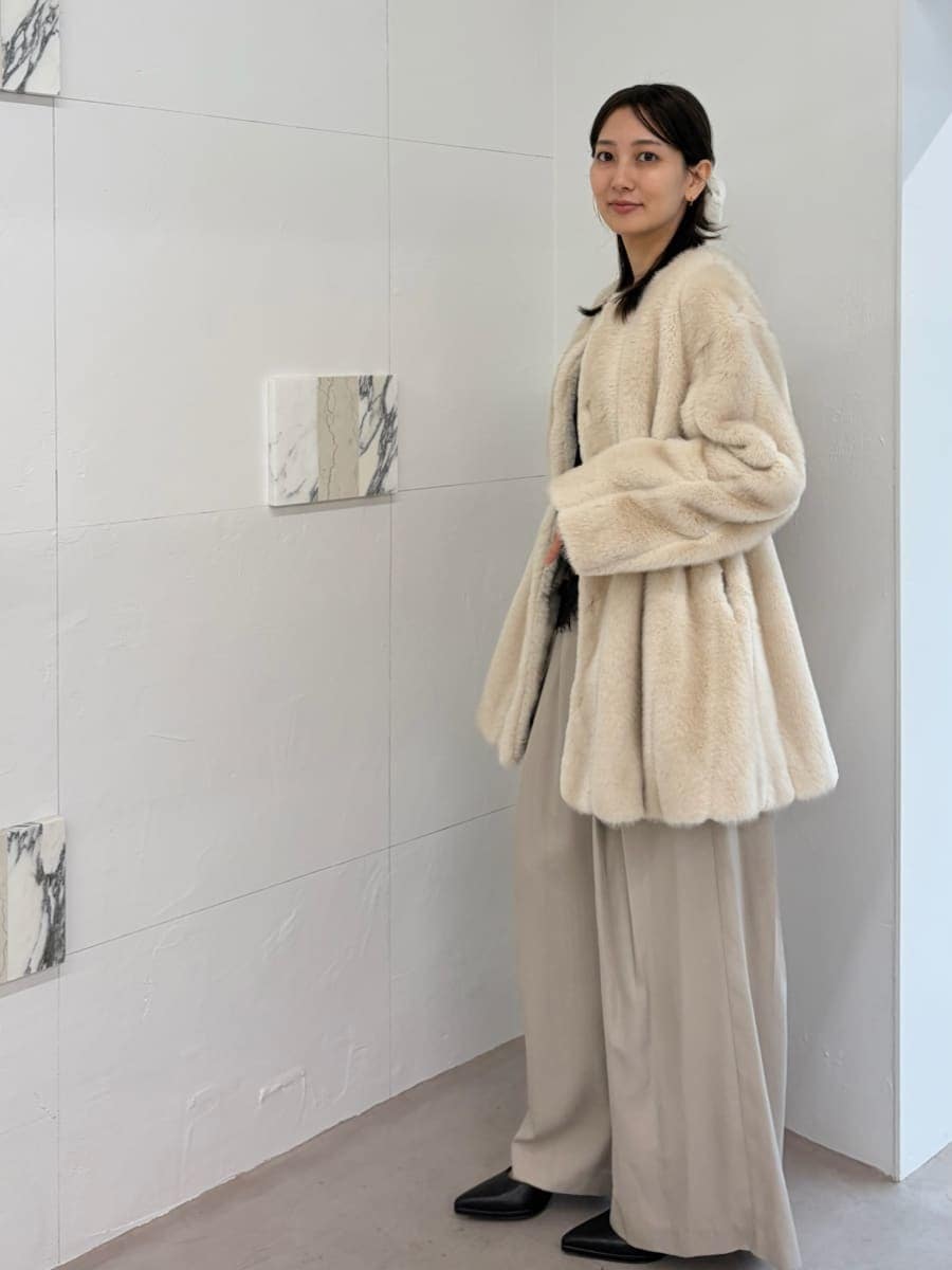 ベージュ系のその他パンツ、ブラウン系のキャミソール、ブラウン系のカーディガン/ボレロを着用したレディースの秋コーディネートの2枚目の写真