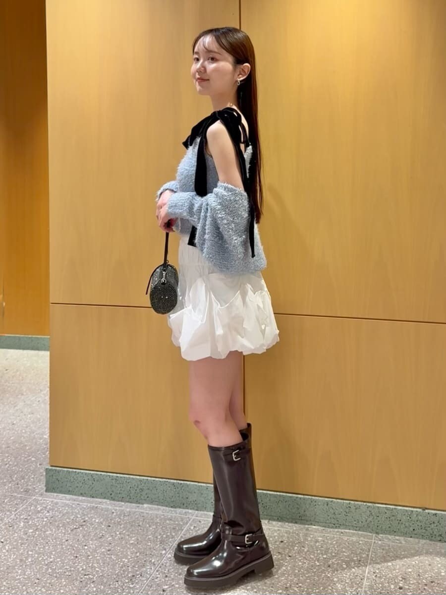 ブラウン系のブーツ、ホワイト系のその他パンツを着用したレディースの冬コーディネートの2枚目の写真