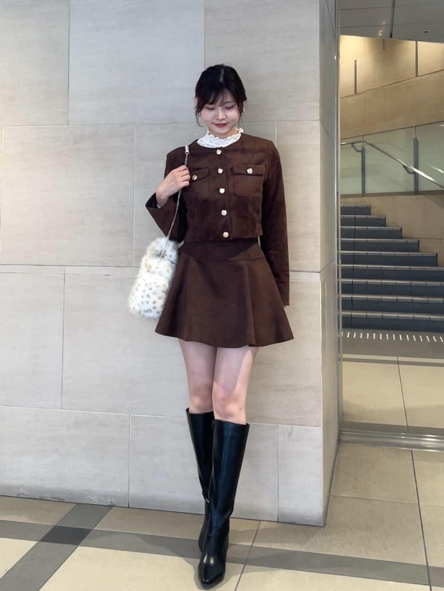 ブラウン系のノーカラージャケット、ブラウン系のその他パンツ、その他のTシャツ/カットソーを着用したレディースの秋コーディネートの4枚目の写真