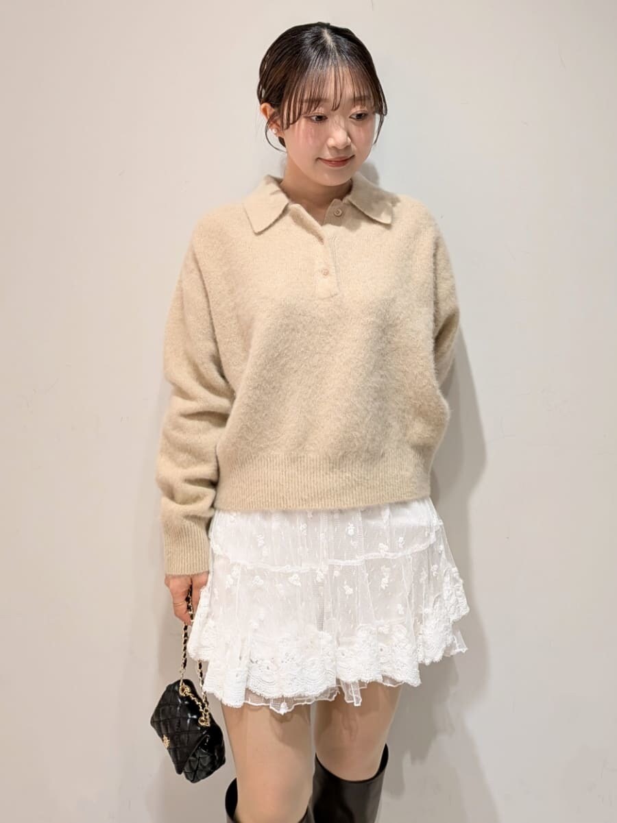 ブラック系のショルダーバッグ、ベージュ系のニット/セーター、その他のその他パンツを着用したレディースの冬コーディネートの4枚目の写真