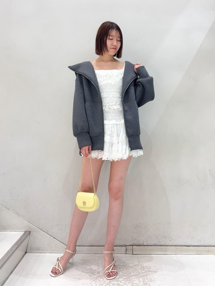 ホワイト系のその他パンツ、ホワイト系のシャツ/ブラウス、イエロー系のショルダーバッグを着用したレディースの春コーディネートの3枚目の写真