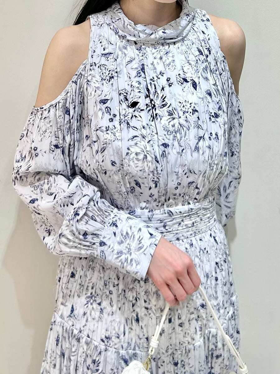 グレー系のブーツ、ブルー系のワンピース、ブルー系のカーディガン/ボレロを着用したレディースの冬コーディネートの2枚目の写真