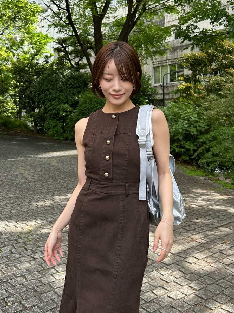 ブラウン系のワンピース、シルバー系のバックパック/リュック、その他のサンダルを着用したレディースの春コーディネートの4枚目の写真